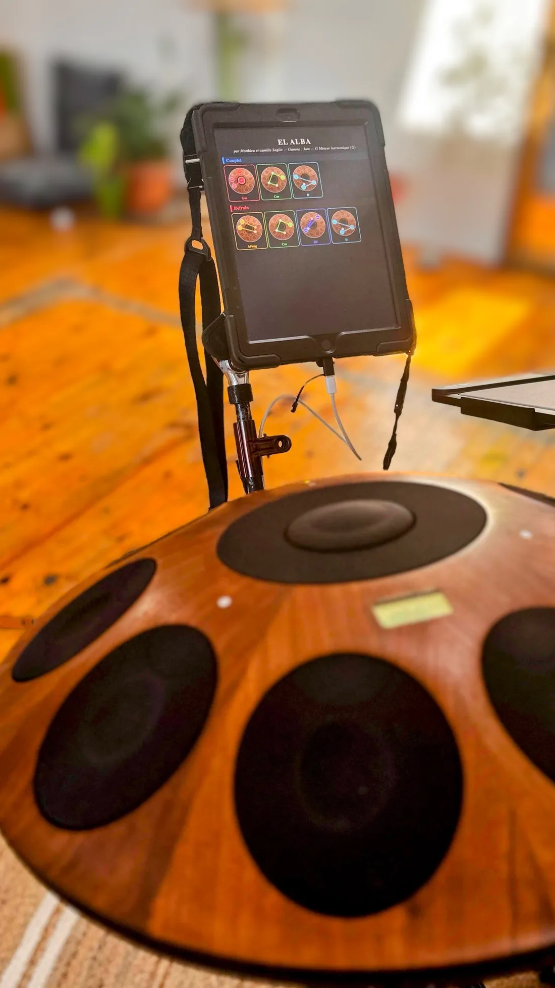 Mi Neotone de madera, la tableta fijada a un brazo justo encima, la partitura de una pieza y sus acordes en constelaciones.