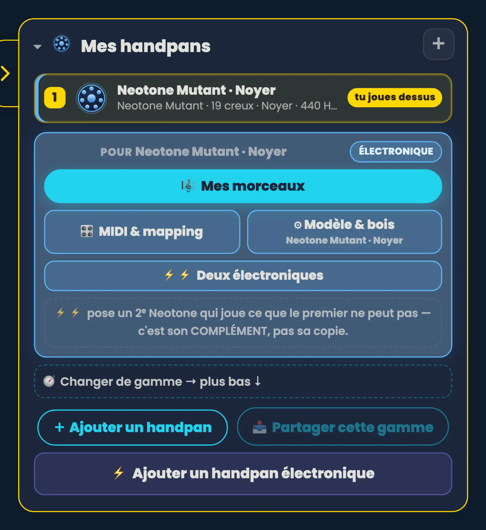 Le même bloc « Mes handpans » sur un handpan électronique, thème sombre. Un seul rang : pastille jaune ⓵, logo rond bleu, « Neotone Mutant · Noyer — Neotone Mutant · 19 creux · Noyer · 440 Hz », pastille dorée « tu joues dessus ». En dessous, la barre d'actions « POUR Neotone Mutant · Noyer » avec le badge ÉLECTRONIQUE, le grand bouton « 🎼 Mes morceaux », puis deux actions propres à l'instrument électronique : « 🎛 MIDI & mapping » et « ⚙︎ Modèle & bois — Neotone Mutant · Noyer ». Suit « ⚡⚡ Deux électroniques » et sa phrase « pose un 2ᵉ Neotone qui joue ce que le premier ne peut pas — c'est son COMPLÉMENT, pas sa copie. ». En bas, les mêmes portes que sur l'acoustique : « 🧭 Changer de gamme → plus bas ↓ », « ＋ Ajouter un handpan », « 📤 Partager cette gamme » et « ⚡ Ajouter un handpan électronique ».