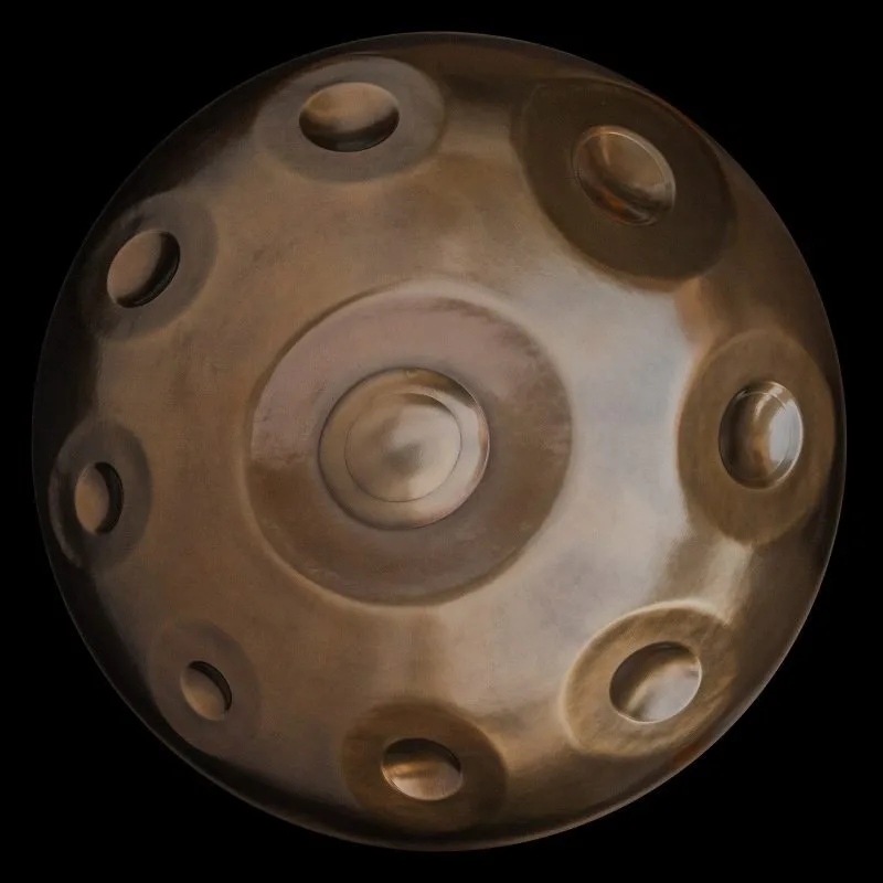 Handpan Yishama G2 Hijaz 18 visto desde arriba sobre fondo negro: superficie satinada de color bronce parduzco, el ding en el centro y una docena de zonas de notas visibles.