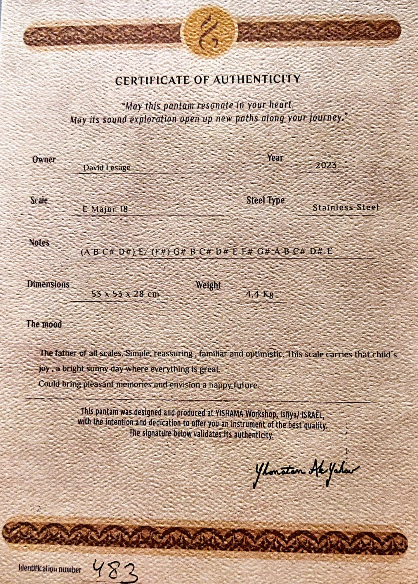 El certificado de autenticidad de página completa Yishama. Dice: Certificado de autenticidad, Propietario David Lesage, Año 2023, Escala Mi mayor 18, Tipo de acero Acero inoxidable, Notas (ABC♯ D♯) E / (F♯) G♯ BC♯ D♯ EF♯ G♯ ABC♯ D♯ E, Dimensiones 53 × 53 × 28 cm, Peso 4,4 kg, la mención "diseñado y producido en el taller YISHAMA, Isfiya / Israel", la firma manuscrita de Yhonatan Ale-Yahav y el número de identificación 483.
